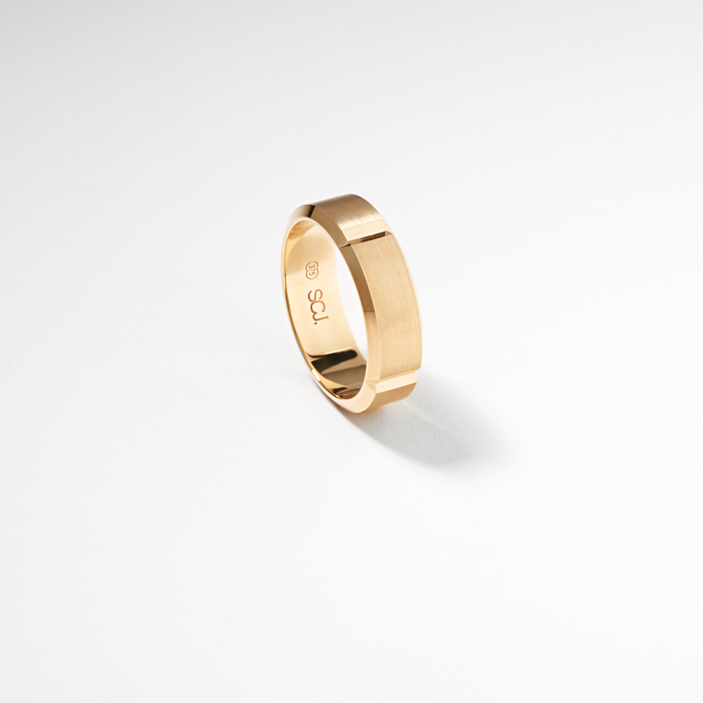 9K Yellow Gold Brushed Centre With Polished Faceted Vertical Lines Beveled Edge Band Ring 7mm