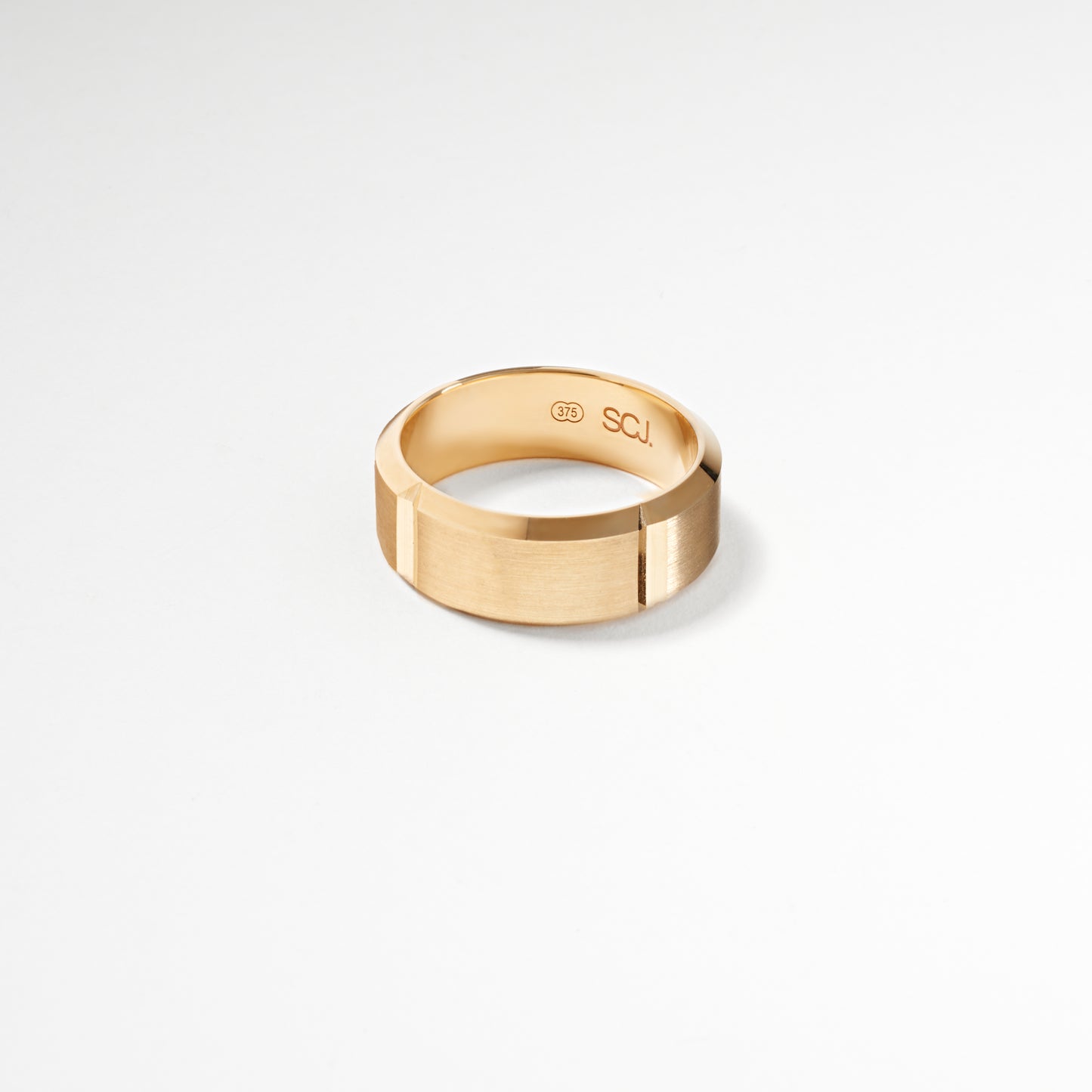 9K Yellow Gold Brushed Centre With Polished Faceted Vertical Lines Beveled Edge Band Ring 7mm