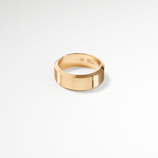 9K Yellow Gold Brushed Centre With Polished Faceted Vertical Lines Beveled Edge Band Ring 7mm