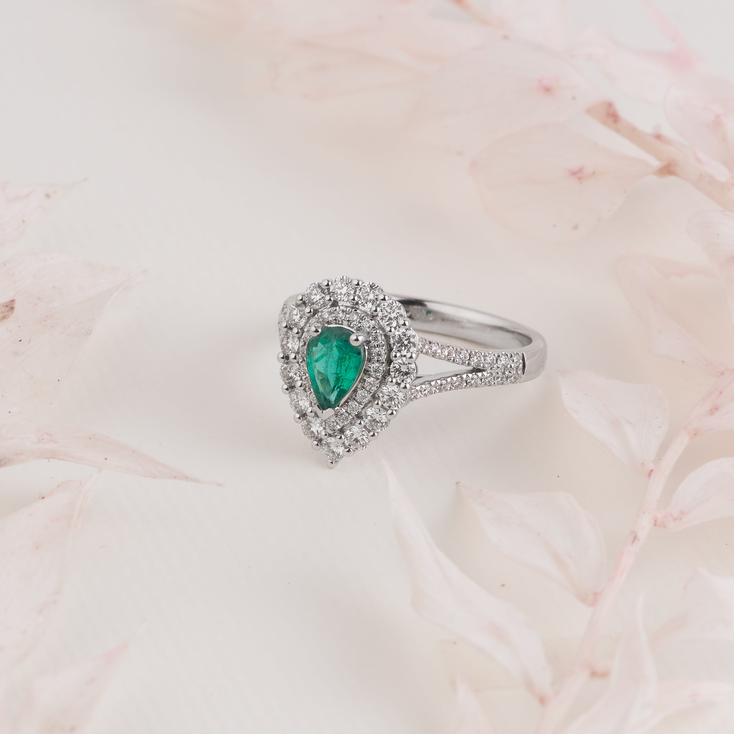 Halo hot sale emerald ring